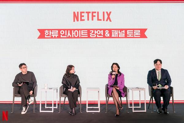 23일 오후 성수에서 열린 2025 넷플릭스 연말 기자 송년회의 '한류 인사이트' 세션에서 (왼쪽부터) 김태훈 팝 칼럼니스트가 모더레이터로, 김숙영 UCLA 연극·공연학과 교수, 국립박물관문화재단 상품유통전략팀 이승은 차장, 대한무역투자진흥공사(코트라) 이상윤 한류 PM이 패널로 참여해 논의를 진행하고 있다. ⓒ넷플릭스