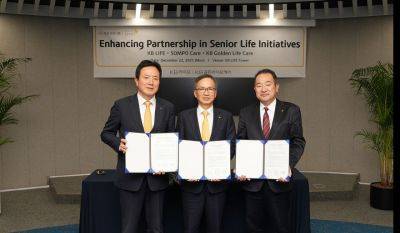 22일 서울 강남구 역삼동 KB라이프타워에서 열린 '시니어 라이프 이니셔티브 공동 협력' 행사 후 정문철 KB라이프 대표이사(가운데), 안상봉 KB골든라이프케어 대표(왼쪽), 와시미 다카미쓰 솜포케어 대표가 기념촬영을 하고 있다. KB라이프