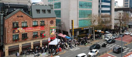 23일 대전 중구 중앙로 성심당 본점 앞에서 '딸기시루'를 사려는 시민들의 줄이 길게 늘어서 있다. 김영태 기자