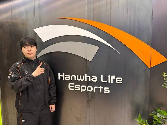 '카나비' 서진혁이 시그니처 포즈를 취하고 있다. ⓒ한화생명e스포츠