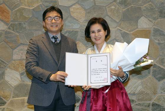 제13회 대한민국 인성시민 교육대상 시상식이 23일 오후 서울 중구 LW컨벤션에서 열렸다. 개인부문 중앙일보 사장상을 수상한 서은주 한서대 교수(오른쪽)가 정효식 중앙일보 사회부국장과 기념촬영하고 있다. 강정현 기자