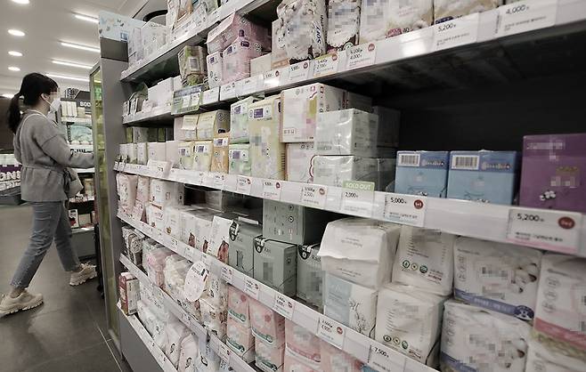 한 시민이 생리대 코너 앞을 지나가고 있다. 연합뉴스