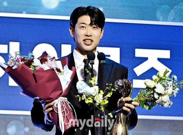 키움 송성문이 24일 오후 서울 잠실 롯데호텔 월드에서 진행된 '2025 KBO 시상식'에서 수비상 3루수 부문을 수상하고 있다. 'KBO 시상식'은 퓨처스리그 투·타 개인 부문별 1위 선수 시상을 시작으로 KBO 리그 투·타 개인 부문별 1위 선수, KBO 심판상, 각 포지션별 KBO 수비상, 신인상 및 MVP 시상으로 진행된다./마이데일리