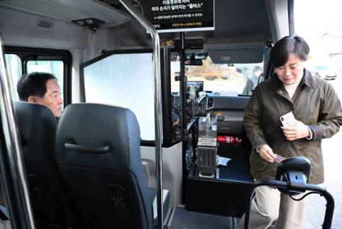 송미령 농림축산식품부 장관은 24일 심재국 평창군수와 함께 평창군 방림면을 방문해 평창형 농촌형 교통모델 수요응답형버스 ‘해피콜버스’ 운영 점검하고 주민들의 애로사항을 청취했다.