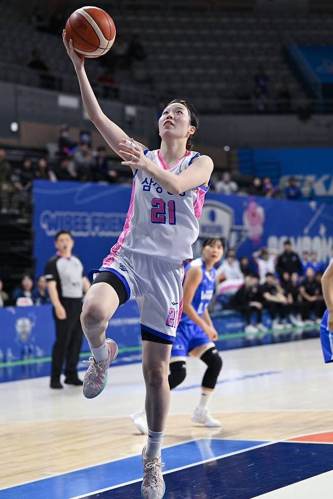 삼성생명 최예슬이 24일 아산 이순신체육관에서 열린 BNK금융 2025~2026시즌 여자프로농구 정규리그 우리은행전에서 레이업을 시도하고 있다. /사진=WKBL