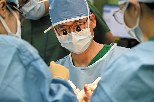 김연환 센터장이 하지 재건을 위해 옆구리 피부를 활용한 천공지 피판술을 집도하고 있다. /한양대병원 제공