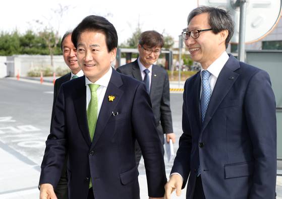 2019년 4월 17일 당시 민주평화당 정동영 대표(현 더불어민주당 전주병 국회의원 겸 통일부 장관)가 전북혁신도시에 있는 국민연금공단에서 김성주 이사장과 인사하고 있다. 2020년 1월, 임기를 약 10개월 남기고 4·15 총선 출마를 위해 중도 사퇴한 김 이사장은 6년 만에 19대 이사장에 재임명됐다. 연합뉴스