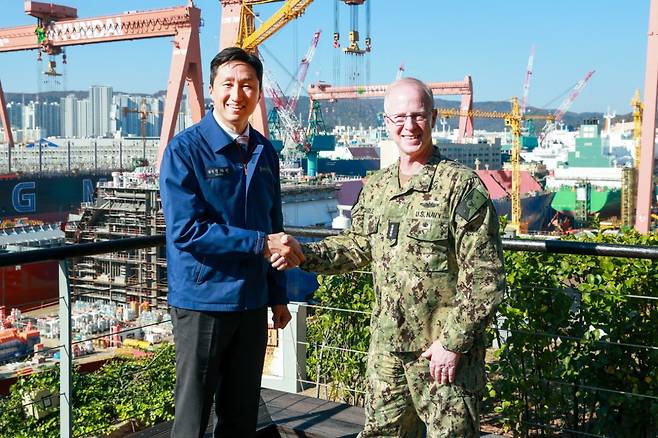 정기선 HD현대 회장이 지난달 15일 HD현대중공업 울산 조선소를 방문한 대릴 커들 미국 해군참모총장과 기념촬영을 하고 있다. 사진=연합뉴스