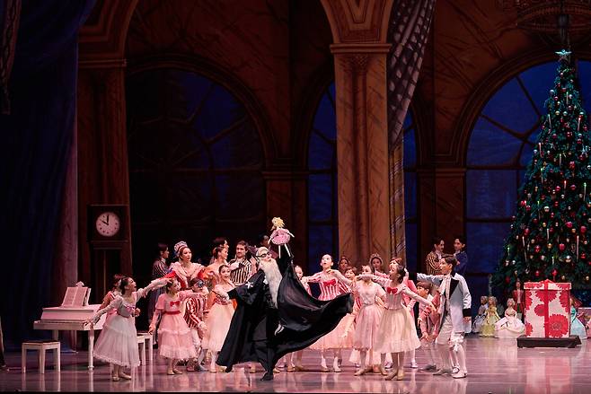 "The Nutcracker" (Universal Ballet)