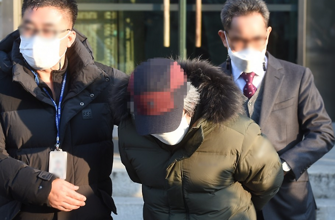 형기를 마치고 출소한 아동 성범죄자 조두순이 12일 오전 경기도 안산시 법무부안산준법지원센터에서 나오며 고개 숙여 인사하고 있다. 2020.12.12 / 사진=연합뉴스