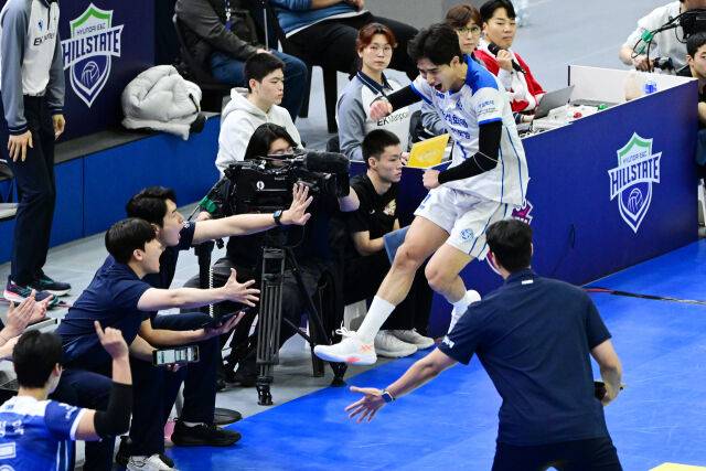 블로킹 득점을 올린 김우진이 흥분하자 코치진이 말리고 있다. / 한국배구연맹( KOVO)