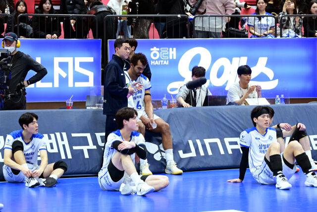 아쉬운 패배에 고개숙인 아히와 삼성화재 선수들. / 한국배구연맹( KOVO)