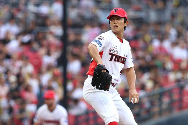 KIA 이의리는 장기 재활을 마치고 올해 7월 드디어 1군 마운드에 다시 섰다. 구속은 여전히 위력적이었지만, 제구력에선 기복 있는 모습을 보여 숙제를 남겼다. 그의 2026시즌 활약에 KIA 선발진의 무게감도 달려 있다. 사진제공|KIA 타이거즈