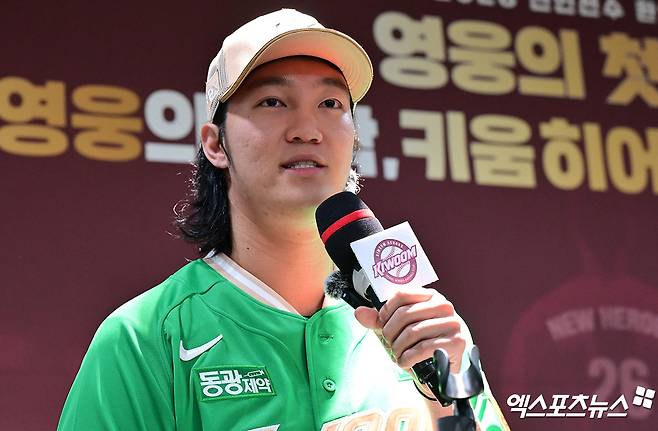 최근 샌디에이고 파드리스와 계약을 확정하며 미국 진출에 성공한 송성문이 자신을 이을 메이저리그 후보로 키움 히어로즈 후배 안우진을 지목했다. 올 시즌 막판 '꼼수 논란'에 휩싸였던 안우진의 등록일수 채우기가 향후 신의 한 수가 될 전망이다. 엑스포츠뉴스 DB