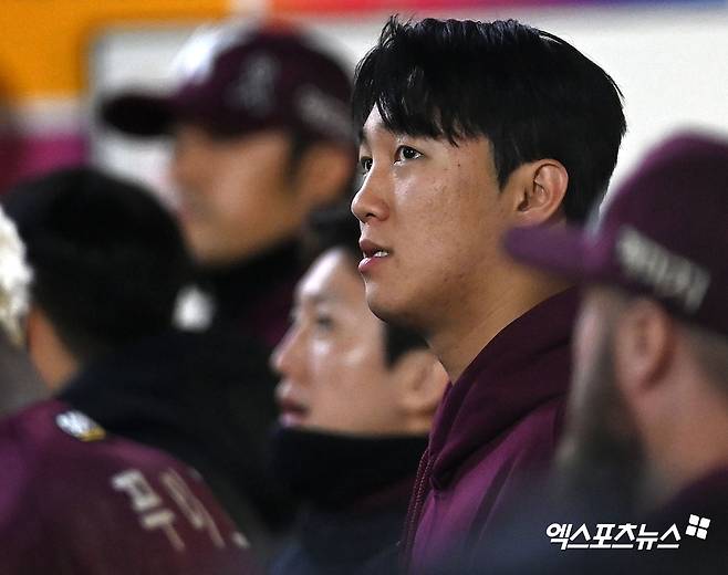 최근 샌디에이고 파드리스와 계약을 확정하며 미국 진출에 성공한 송성문이 자신을 이을 메이저리그 후보로 키움 히어로즈 후배 안우진을 지목했다. 올 시즌 막판 '꼼수 논란'에 휩싸였던 안우진의 등록일수 채우기가 향후 신의 한 수가 될 전망이다. 엑스포츠뉴스 DB