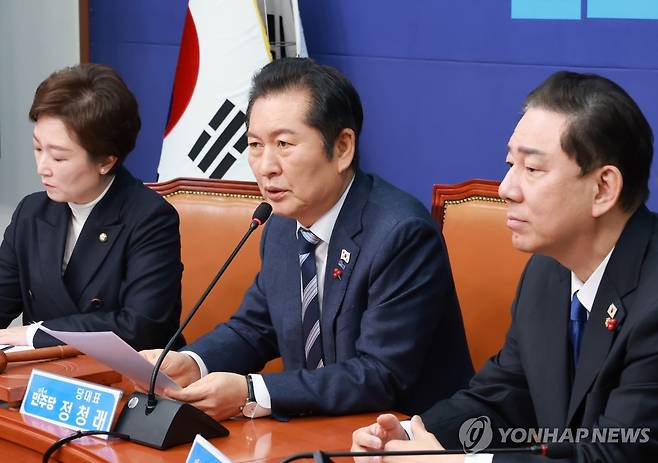 정청래 대표, 민주당 최고위서 발언 (서울=연합뉴스) 신현우 기자 = 더불어민주당 정청래 대표가 24일 서울 여의도 국회에서 열린 최고위원회의에서 발언하고 있다. 2025.12.24 nowwego@yna.co.kr