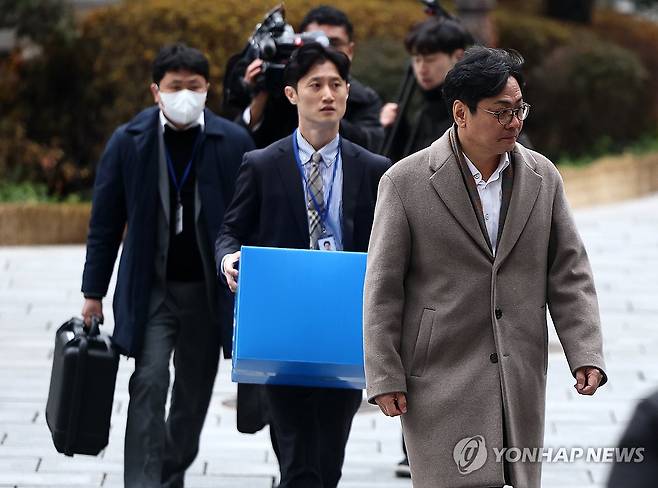 상설특검, '관봉권 폐기' 관련 한국은행 수색…첫 강제수사 (서울=연합뉴스) 윤동진 기자 = 검찰의 '관봉권 띠지 폐기 의혹'을 수사하는 안권섭 상설 특별검사팀이 19일 수색·검증영장을 집행하기 위해 서울 중구 남대문로3가 한국은행 발권국으로 향하고 있다. 2025.12.19 mon@yna.co.kr