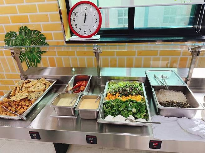 갈담초등학교는 자율선택급식을 통해 주 1~2회 샐러드나 쌈채소를 자율 메뉴로 제공하고 있다. 사진=갈담초등학교