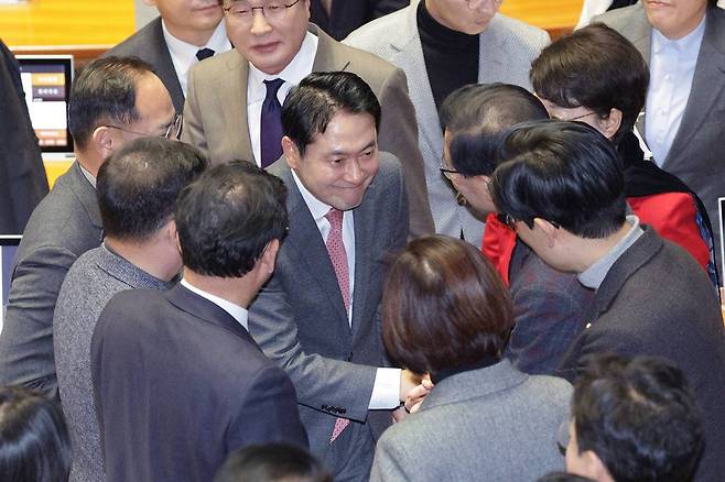 장동혁 국민의힘 대표가 지난 23일 내란전담재판부 설치법 필리버스터를 마친 후 의원들과 인사하고 있다. (출처 : 뉴스1)