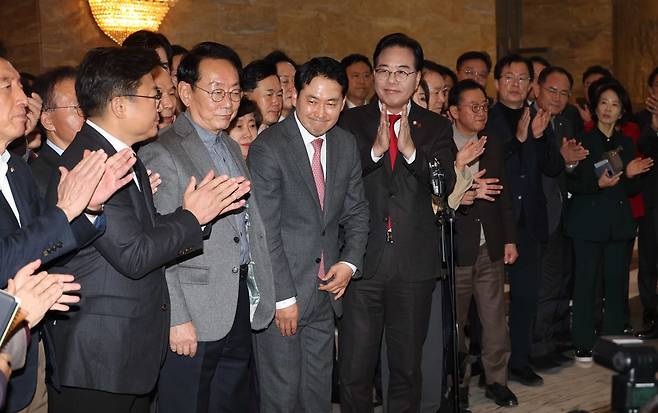 장동혁 국민의힘 대표가 필리버스터를 마치고 동료 의원들에게 박수를 받고 있다. (출처 : 뉴시스)