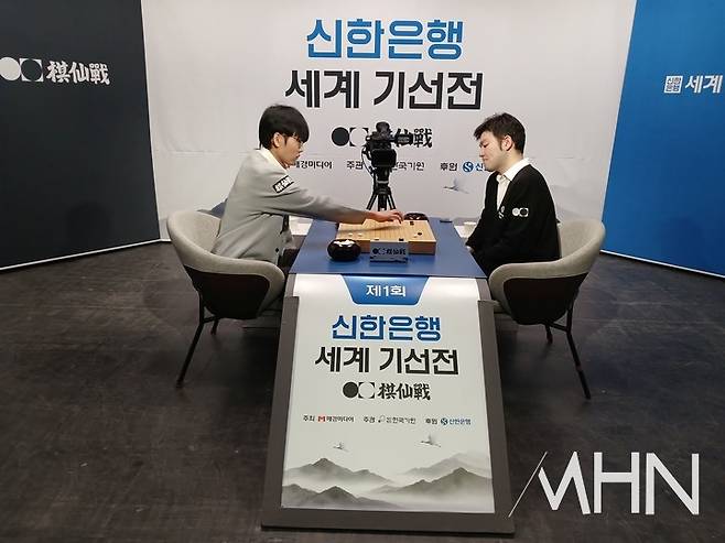 신진서 9단과 리쉬안하오 9단이 대국을 벌이고 있다.(사진 MHN 엄민용 선임기자)