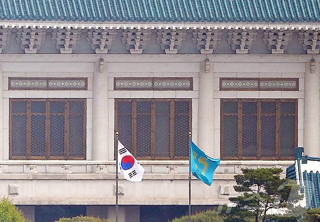 대통령 집무실이 청와대로 공식 이전함에 따라 오는 29일부터 봉황기가 청와대에 게양된다. 대통령실은 24일 언론 공지를 통해 "봉황기가 29일 0시 용산 대통령실에서 하기됨과 동시에 청와대에 게양된다"고 밝혔다. 대통령실 공식 명칭도 봉황기 게양에 맞춰 청와대로 변경된다. 사진은 지난 2017년 6월9일 청와대에 걸린 봉황기 모습. (뉴스1 DB) 2025.12.24/뉴스1 ⓒ News1 김진환 기자