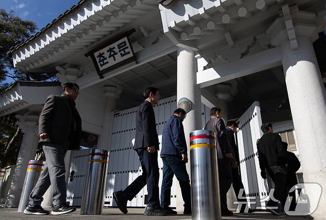 22일 청와대 춘추관으로 출입기자들이 들어가고 있다. 춘추관은 이날부터 개소했다. 2025.12.22/뉴스1 ⓒ News1 이재명 기자