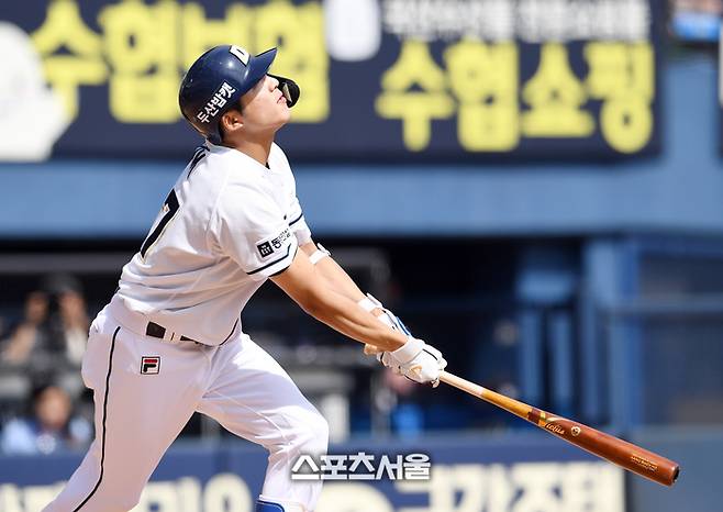 두산 베어스 김대한이 12일 잠실구장에서 열린 2024 KBO리그 KT 위즈와 경기 3회말 1사 3루 상황에서 KT 주권을 상대로 1타점 희생플라이를 치고 있다. 2024. 5. 12. 잠실 | 박진업 기자 upandup@sportsseoul.com