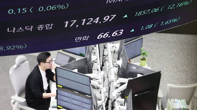 지난 4월 10일 서울 중구 하나은행 딜림품 전광판에 나스닥 지수가 표시되고 있다. /사진=뉴시스