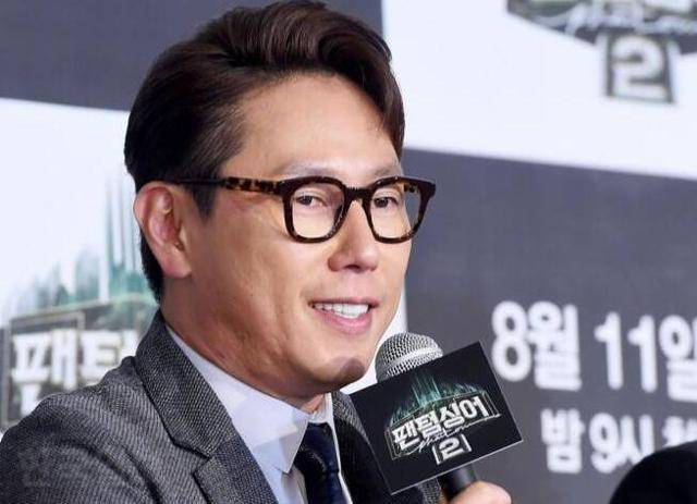 가수 윤종신이 건강상의 문제로 예정된 공연을 취소했다. 한국일보 DB