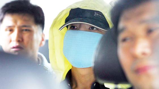 연쇄살인범 유영철이 2004년 7월 현장검증에 나섰을 때 모습. 맨 왼쪽이 당시 기동수사대 형사3계 김상중 형사다. 중앙포토