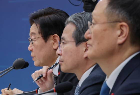 이재명 대통령이 12일 세종시 정부세종컨벤션센터에서 열린 교육부·국가교육위원회·법제처 업무보고에서 발언하는 모습. 왼쪽부터 이재명 대통령, 김용범 정책실장, 봉욱 민정수석. 연합뉴스