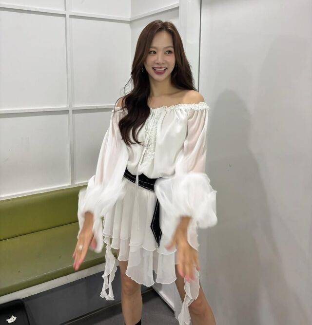 솔지가 눈부신 비주얼과 압도적인 무대로 시청자들의 시선을 사로잡았다. / 솔지 인스타그램