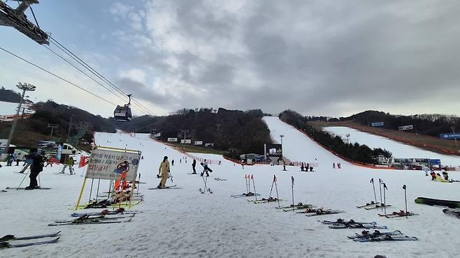 홍천 비발디파크는 아이들과 가볍게 하루 나들이로 다녀오기 좋은 스키장이다. 홍천 | 양형모 기자