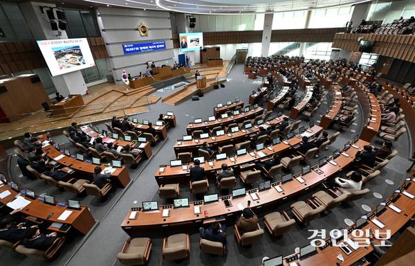 18일 수원시 경기도의회 본회의장에서 ‘제387회 정례회 제4차 본회의’가 진행되고 있다. 2025.12.18 /최은성기자 ces7198@kyeongin.com
