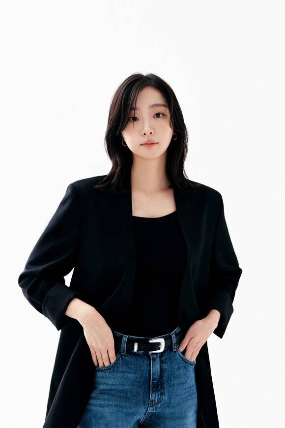 배우 김다미가 최근 서울 종로구 한 카페에서 <더팩트>와 만나 넷플릭스 영화 '대홍수'와 관련된 이야기를 나눴다. /UAA