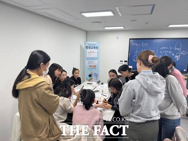 대전보건대학교 평생교육원이 지난 11월 18일부터 12월 24일까지 대전동구통합가족지원센터에서 '결혼이주여성 네일아트 교육 프로그램'을 운영했다. /대전보건대학교