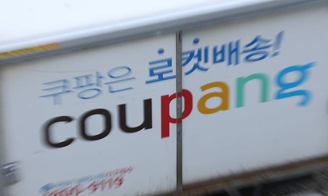 서울 시내 한 주차장에 서 있는 쿠팡 배달 차량. 연합뉴스