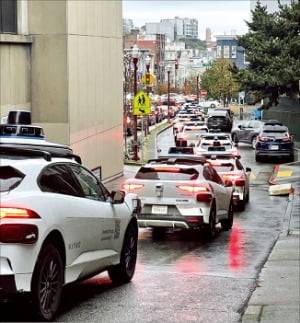 샌프란시스코 일대가 폭우로 정전된 지난 20일 웨이모 로보택시들이 거리에 멈춰 서 있다. /X 캡처