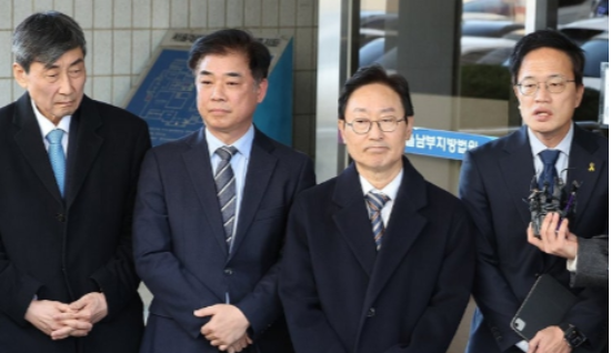 취재진 질문에 답하는 민주당 전현직 의원들. (사진=연합뉴스 제공)