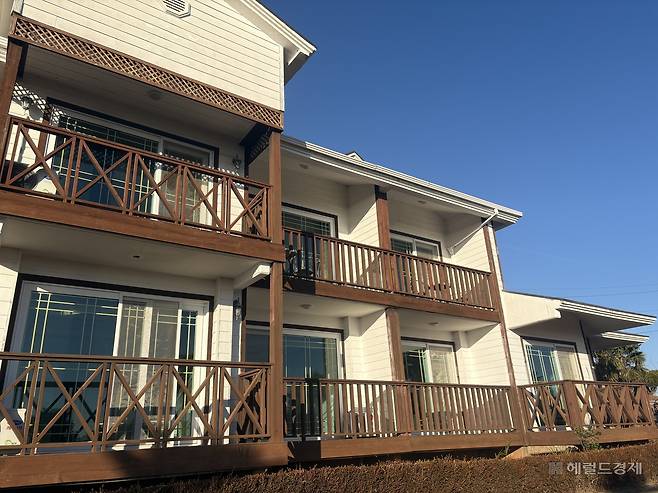 22일 무안공항 근처의 ‘무안톱관광펜션’의 모습. 모든 객실이 비어있었다. 무안=정주원 기자