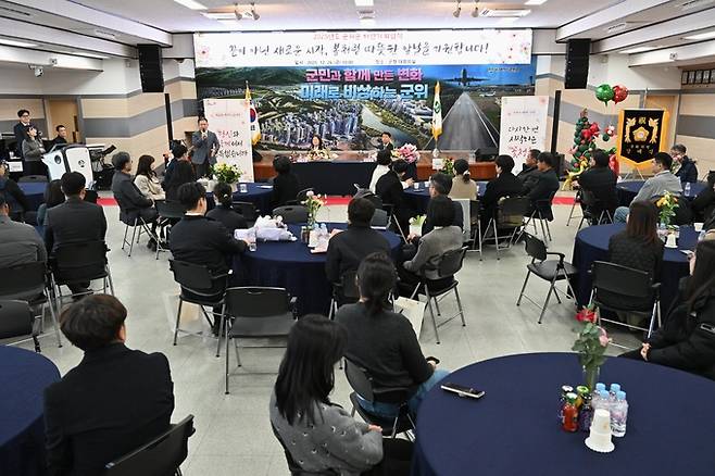 ▲ 김진열 군위군수가 26일 군위군청 3층 대회의실에서 열리는 2025년 하반기 퇴임식에서 축사를 하고 있다. 군위군