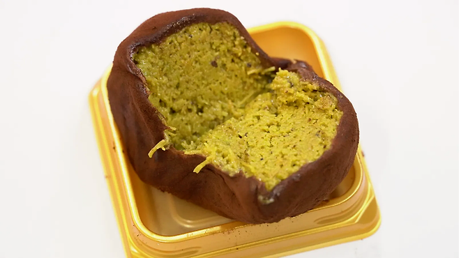 대구의 한 디저트카페에서 판매하는 두바이 쫀득 쿠키. 속은 피스타치오 페이스트와 중동식 얇은 면인 카다이프를 넣어 바삭하고, 겉은 마시멜로를 활용해 쫀득쫀득한 것이 특징이다. 이나영기자 2nayoung@yeongnam.com