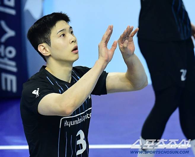 16일 인천 계양체육관에서 열린 V리그 남자부 대한항공과 현대캐피탈의 경기. 동료들 훈련을 돕고 있는 현대캐피탈 황승빈. 인천=송정헌 기자songs@sportschosun.com/2025.12.16/