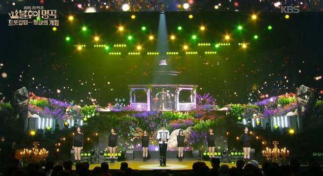 27일 방송되는 KBS 2TV ‘불후의 명곡’ 송년 특집 2부에서는 ‘트롯 킹덤’ 왕좌를 차지하기 위한 이찬원과 손태진의 마지막 승부가 펼쳐진다. 이날 방송에서는 두 왕자의 파격적인 댄스 배틀과 함께 김수찬·황민호, 김준수·김다현 등 화려한 듀엣 무대가 이어진다. 하이라이트는 최종 승패를 결정할 ‘공주님’의 등장이다. MC들조차 정체를 모르는 공주님은 음성 변조로 등장해 이찬원과 손태진을 쥐락펴락하며 궁금증을 유발했다. 과연 공주님의 선택을 받은 진정한 트롯 왕자는 누가 될지 귀추가 주목된다.