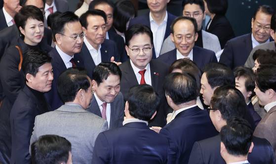 장동혁 국민의힘 대표(가운데)가 23일 국회 본회의에서 필리버스터(무제한 토론)를 마친 뒤 동료 의원들의 박수를 받으며 본회의장을 나서고 있다. 임현동 기자