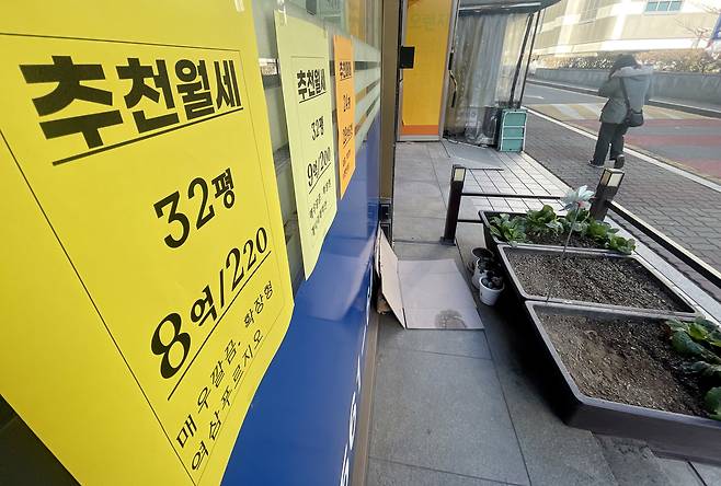 지난 12월 21일 서울 시내 한 부동산중개업소에 보증금 8억원에 월세 220만원짜리 매물이 게시돼 있다. 연합뉴스