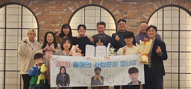 한국고아사랑협회 관계자들이 27일 서울 금천구 아쿠아픽 코이노니아홀에서 ‘2025 올해의 자립준비청년상’ 시상식을 마친 후 수상자들과 기념촬영을 하고 있다.