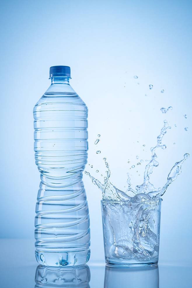 겨울에는 갈증 신호가 둔해져 수분 섭취가 줄어들기 쉬운 만큼 평소보다 수분 보충에 신경 쓸 필요가 있다. 게티이미지뱅크