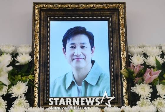 27일 서울 종로구 서울대학교병원 장례식장에 마련 故 이선균의 빈소에 영정사진이 놓여 있다. 아내인 전혜진이 상주로 이름을 올렸다. 발인은 29일, 장지는 전북 부안군 선영이다. /사진공동취재단 2023.12.27 /사진=이동훈
